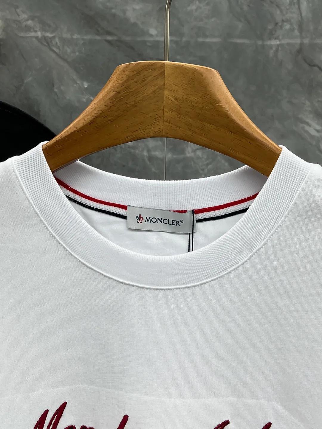 Moncl 26ss Moncler Series T ，， Logo+“Monestier-de-Clermont France Est.1952” ， ， Classic ， ， 。 Premium、 ， ； Black White Sizes：S-2XL